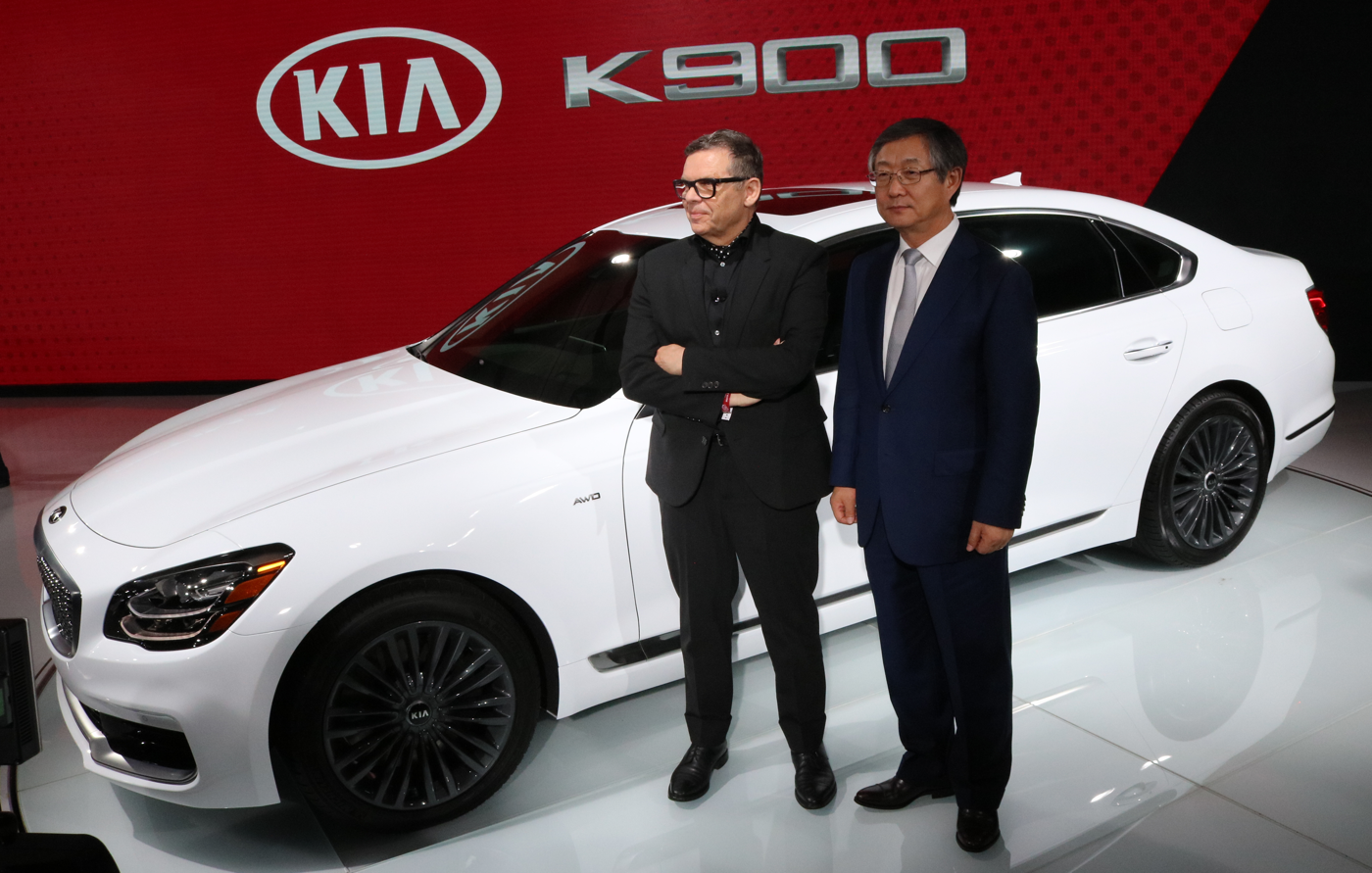2019 Kia K900 at NY Auto Show with Officers